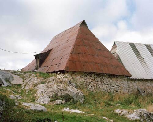 TEN_HF5W_Maxime-Delvaux-Adrien-de-Hemptinne_Oil-barrel-roofs.jpg